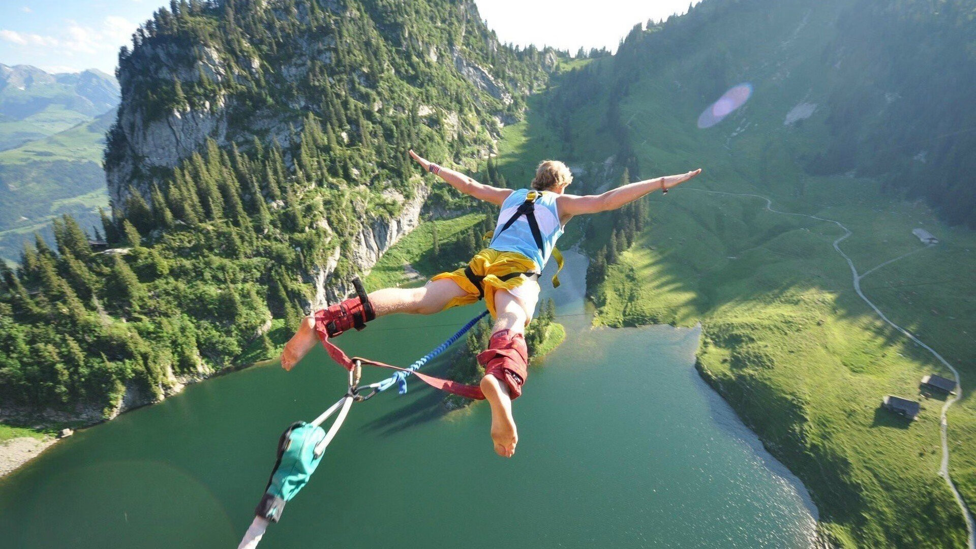 爱游戏网址-瓦伦西亚备战法国杯，凯恩巴萨战术争议，湖人回应，体育魔幻现实三重奏